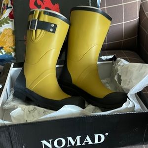 NIB NEVER WORN NOMAD RAIN BOOTS
